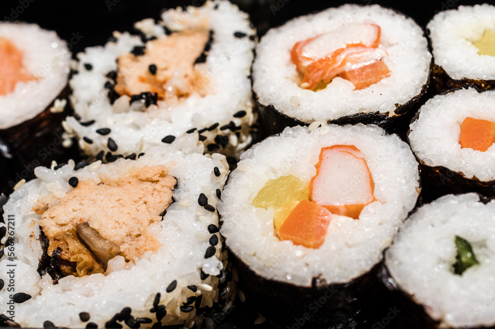zestaw sushi z różnymi składnikami jako przekąska - obrazy, fototapety, plakaty 