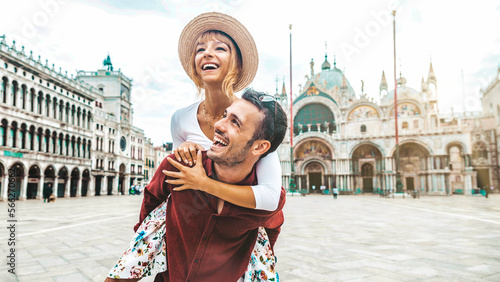 Obraz na plátně Romantic young couple enjoying vacation in Venice, Italy