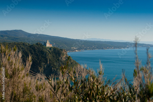 Italia, Toscana, Livorno, costa del mare a Calafuria e castello Sonnino.