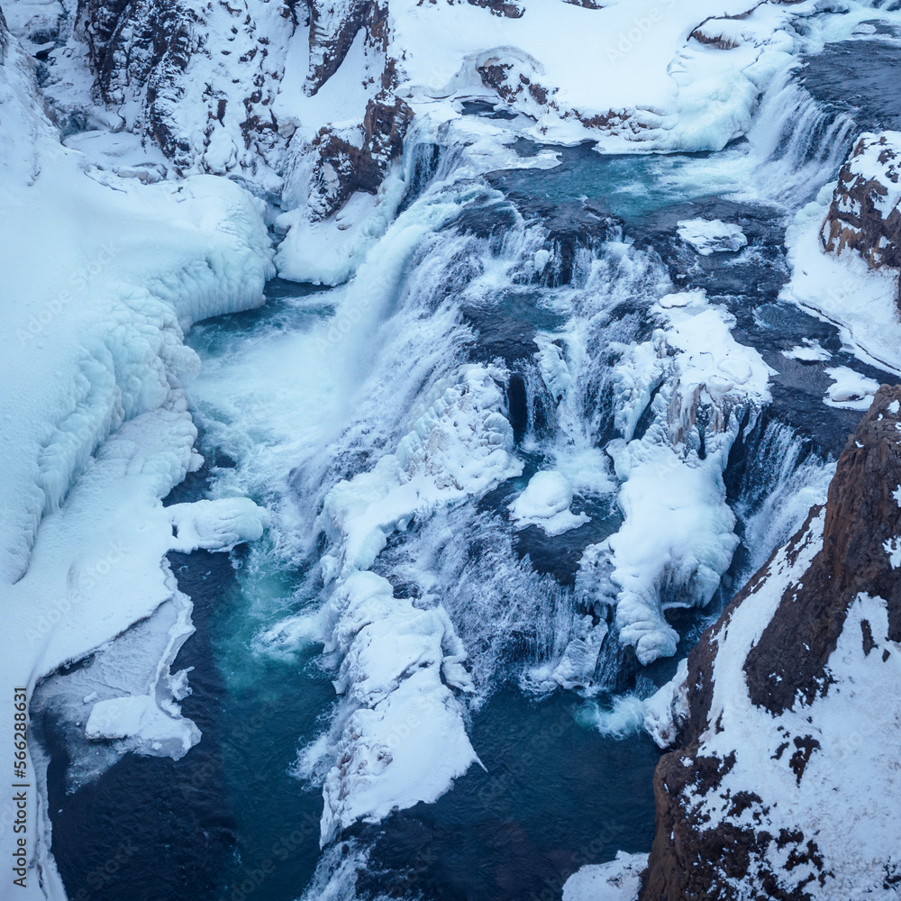Wasserfall Luftaufnahme im Winter auf Island mit Schnee