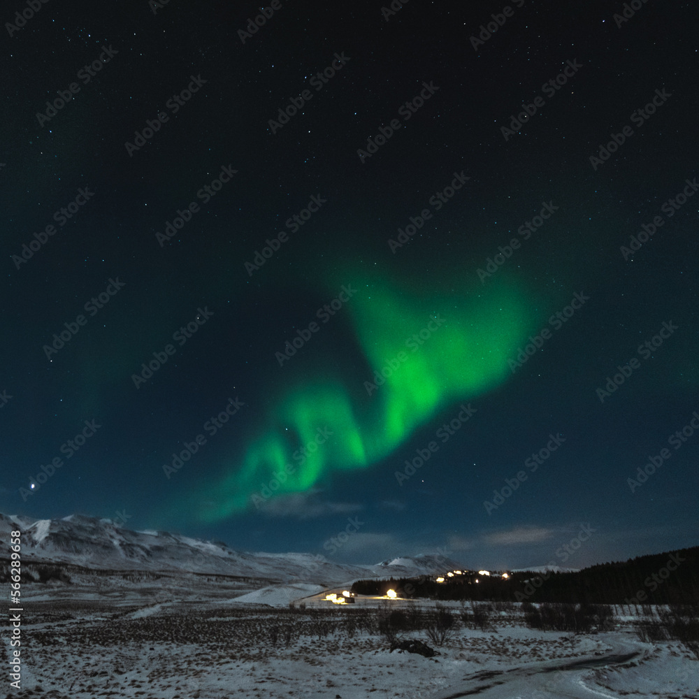 Polarlichter Aurora Borealis in Island über Holzhütten im Winter