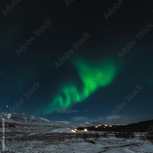 Polarlichter Aurora Borealis in Island über Holzhütten im Winter © Tim Otto