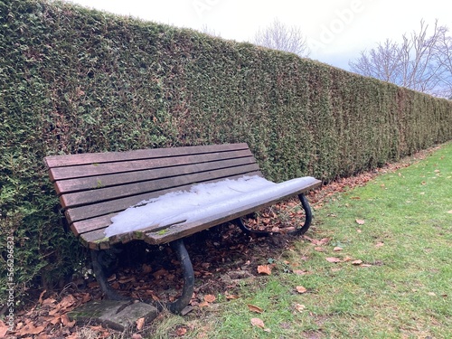 Der letzte Schnee taut auf einer Bank im Park