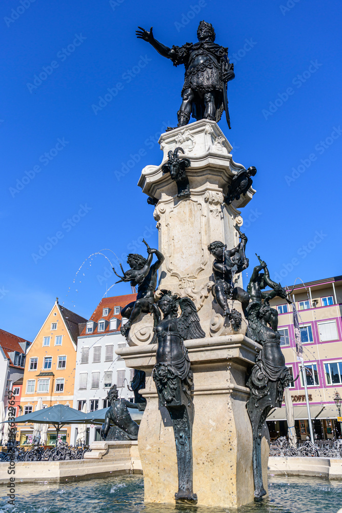 Wahrzeichen in der City von Augsburg auf dem Rathausplatz - der Augustusbrunnen