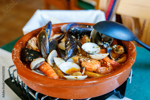 Tableau sur toile Traditional Spanish seafood zarzuela - stewed fish fillets, sea molluscs and cru