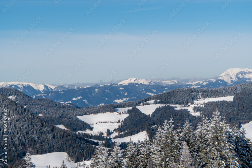 Winterliche Berglandschaft im steirischen Almenland