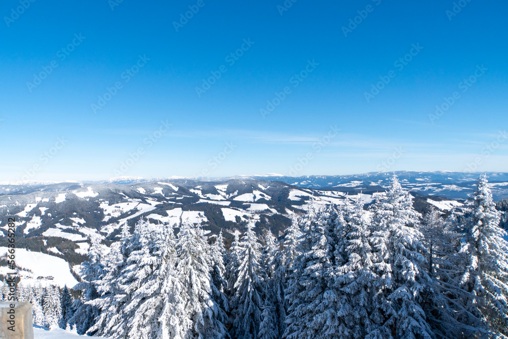 Winterliche Berglandschaft im steirischen Almenland