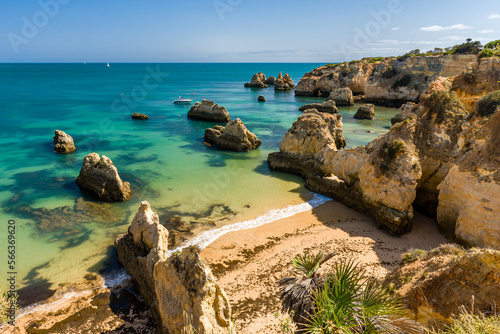 Fototapeta Naklejka Na Ścianę i Meble -  Klify w Portugalii na plażach w okolicach Portimao