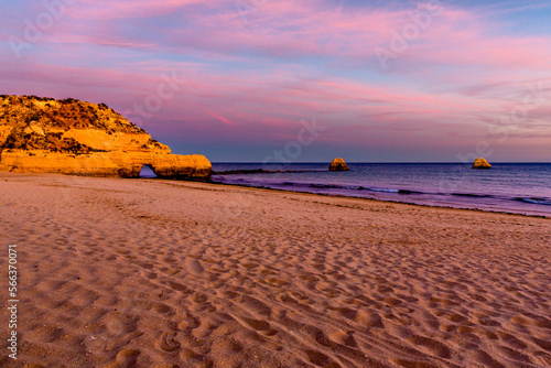 Fototapeta Naklejka Na Ścianę i Meble -  Klify w Portugalii na plażach w okolicach Portimao o zachodzie słońca