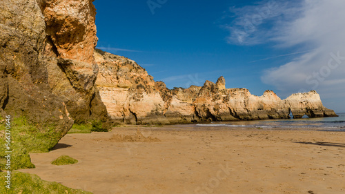 Klify w Portugalii na plażach w okolicach Portimao