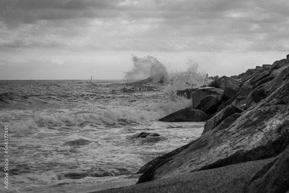 Las olas rompiendo contra las rocas del puerto