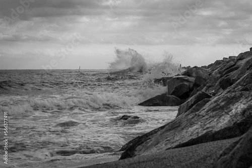 Las olas rompiendo contra las rocas del puerto photo