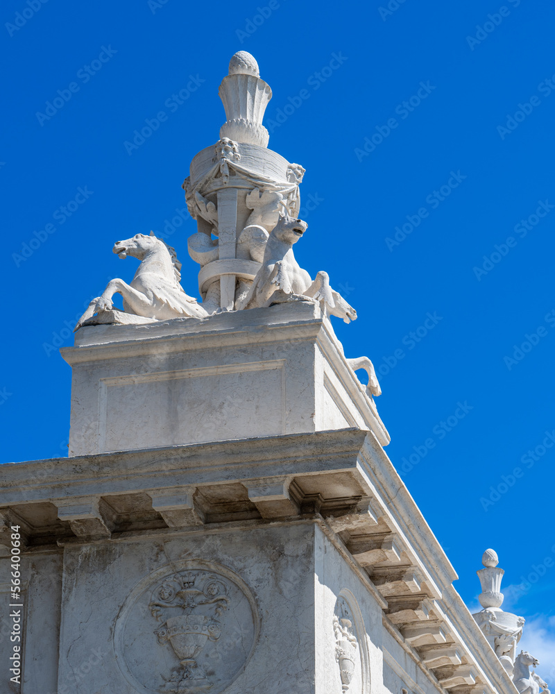 Obraz premium Fragment of a sculpture on the roof of a real medieval historic building against the blue sky in Venice. An authentic view of fine Italian architecture. Tourist travel through the cities of Europe
