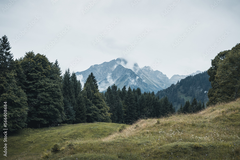 Bergspitze im Allgäu bei Regen und Wolken Bergspitze im Allgäu bei Regen und Wolken