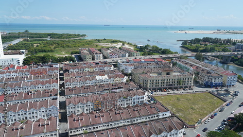 La ville de Malacca (Melaka en malais) est une destination historique située sur la côte ouest de la Malaisie péninsulaire. Une vue aérienne de cette ville révèle une combinaison unique de son patrimo photo