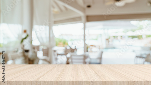 Tabla de madera blanca en restaurante desenfocado. Cafetería desenfocado. Mesa de bar. Mesa de restaurante. Mesa de madera. Restaurante al aire libre. Comedor. Tabla de restaurante. Tablón. © SirArbusto