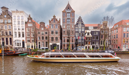 Canvas Print Beautiful old houses on the city embankment of Amsterdam on a winter day
