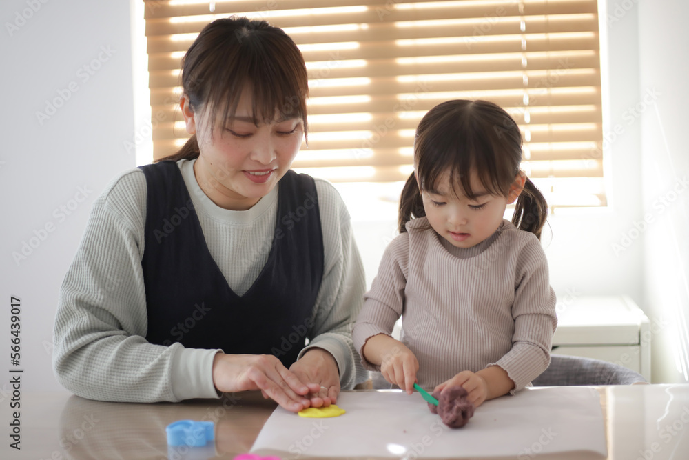 粘土で遊ぶ親子 粘土で遊ぶ親子