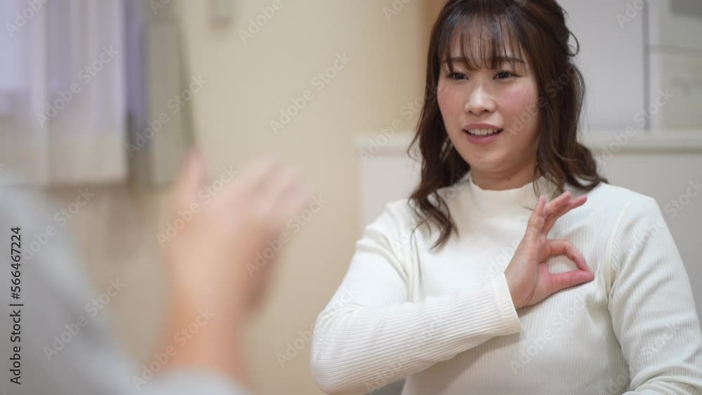 手話を教わる女性(私の名前は山田といいます、よろしくお願いします) 手話を教わる女性(私の名前は山田といいます、よろしくお願いします)
