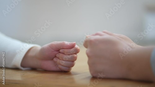 Wallpaper Mural 指遊びする夫婦 Torontodigital.ca