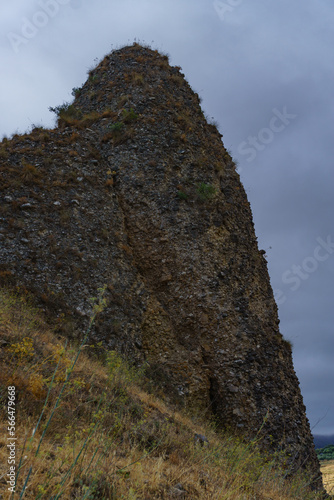 Fotografie rocky hill rising in a meadow