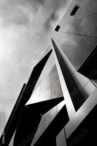 Fotografija edificio en blanco y negro