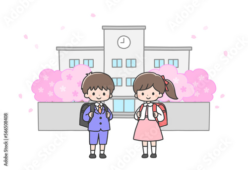 入学式　校門の前に立つ新一年生の男の子と女の子