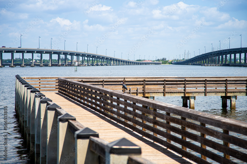 Obraz premium Walkways and bridges over the waterways of Florida