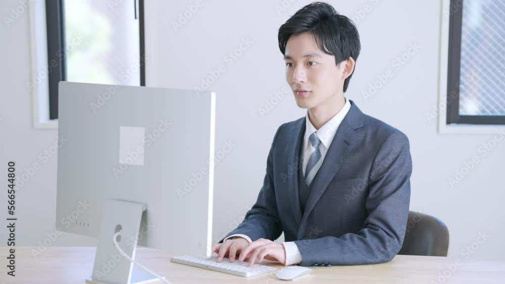 オフィスで働く若いビジネスマン オフィスで働く若いビジネスマン