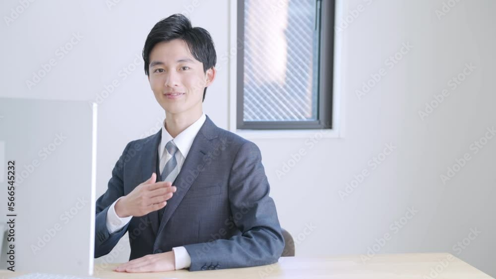 オフィスで働く若いビジネスマン オフィスで働く若いビジネスマン