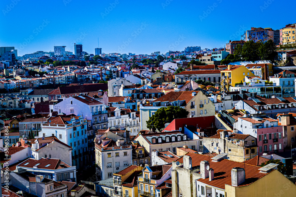 Infinite is the city of Lisbon, houses towards the sky
