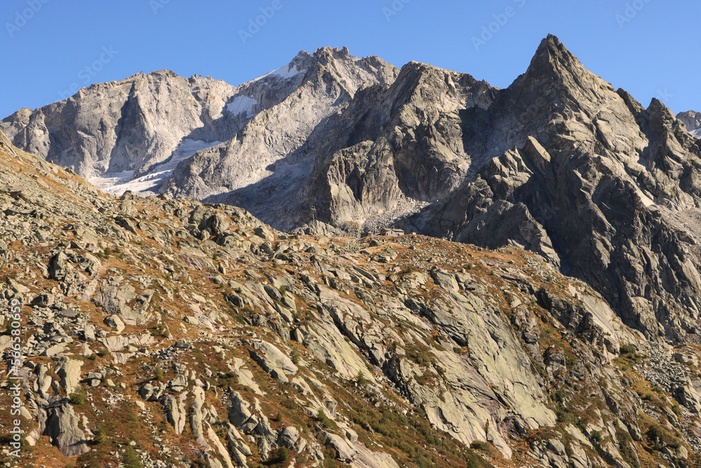 Wildromantische Alpenlandschaft des Bergell; Blick von Norden auf Cima dal Cantun (3354m) und Punta da l'Albigna (2893m), Albignahütte in der Bildmitte