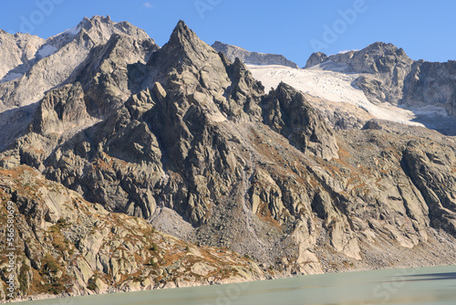 Imposante Hochgebirgslandschaft der Bernina-Alpen im Klimawandel; Cima dal Cantun (3354m), Punta da l'Albigna (2893m), Gletscher Castel Nord, Cantun Pass und Cima di Castello (3375m) im September 2022