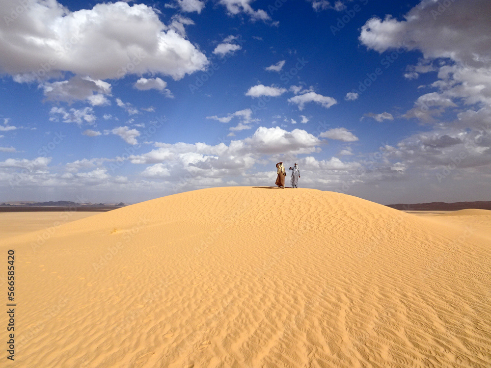 Spacer po pustyni, przygoda na Saharze - obrazy, fototapety, plakaty 