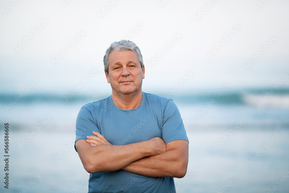 Φωτογραφία Middle shot of a senior man in blue t-shirt with arms crossed on the chest