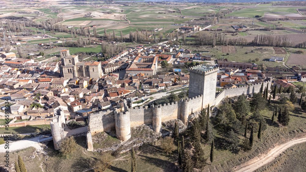 Vista aérea de la ciudad y Castillo de Peñaranda en Burgos España con parte de su castillo