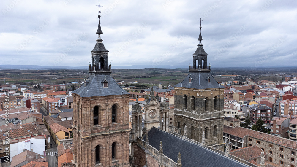 La Catedral de Santa María de Astorga, con sus torres y una vista de la ciudad de Astorga tomada desde un dron La Catedral de Santa María de Astorga, con sus torres y una vista de la ciudad de Astorga tomada desde un dron
