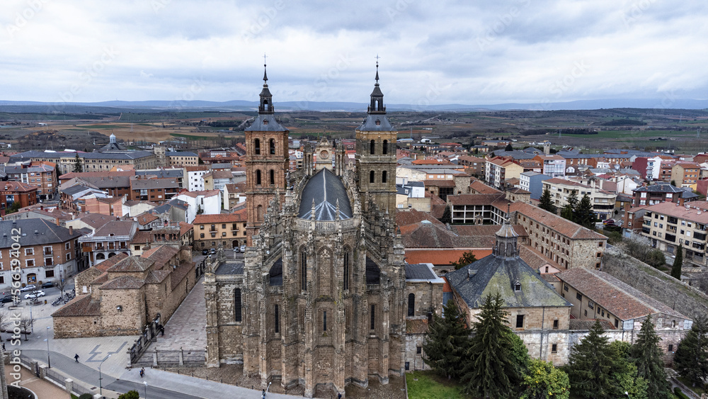 La Catedral de Santa María de Astorga, con sus torres y una vista de la ciudad de Astorga tomada desde un dron