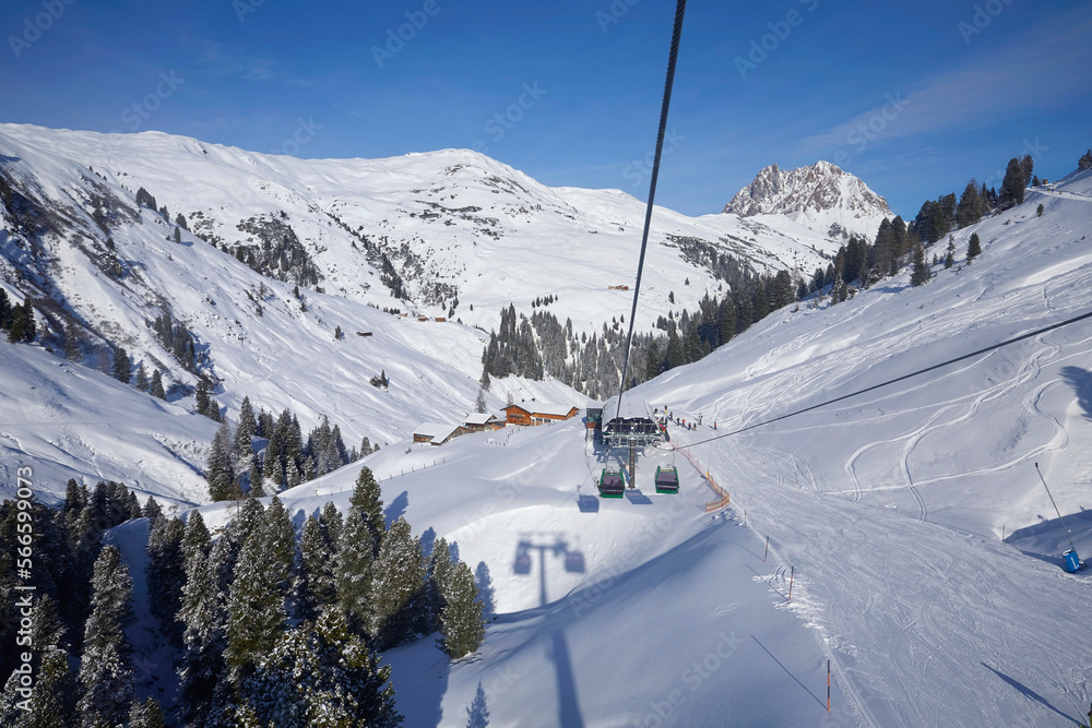 Schönes Winterpanorama im Skigebiet Wildkogel bei Bramberg in Österreich, mit Blick aus einer Seilbahn auf die Skipiste.
