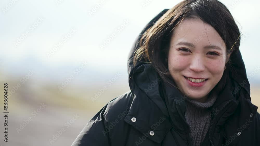 寒い冬に防寒ファッションをしている女性