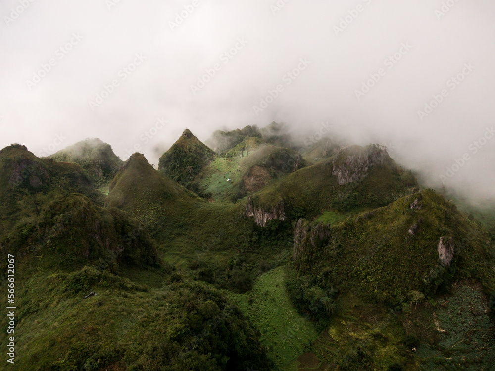 Panorama Drohnenfoto auf den Philippinen - Osmena Peak im Nebel auf Cebu