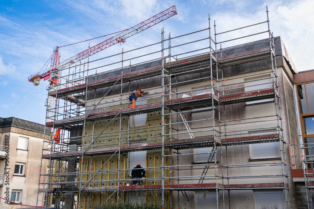 Réhabilitation thermique de logements collectifs. Réfection de facades avec pose d'un isolant et de bardage. Situation avant/après Réhabilitation thermique de logements collectifs. Réfection de facades avec pose d'un isolant et de bardage. Situation avant/après