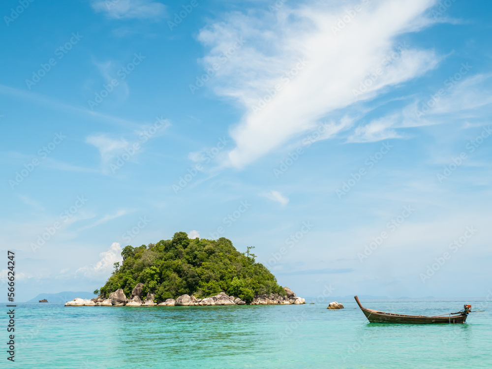 Obraz premium fishing boats between islands in the sea