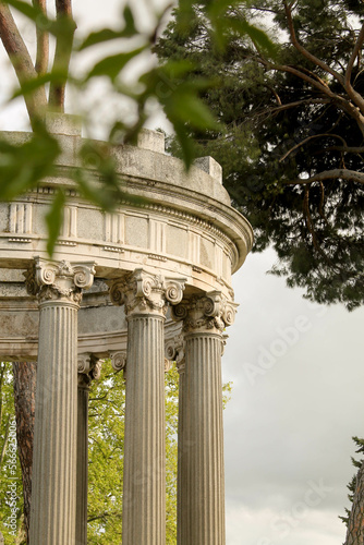 Monumento con columnas romanicas en naturaleza
