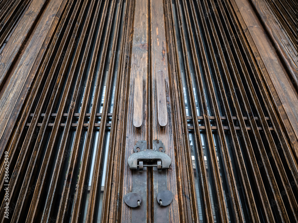 In the old days, the doors were made of wood and iron. They were beautiful and refined, indicating social status. In the old days, the doors were made of wood and iron. They were beautiful and refined, indicating social status.