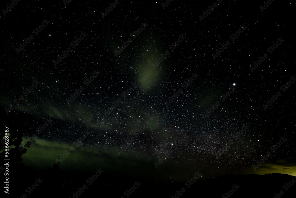 Foto de A meteor fireball streaks across the sky as aurora lights up ...