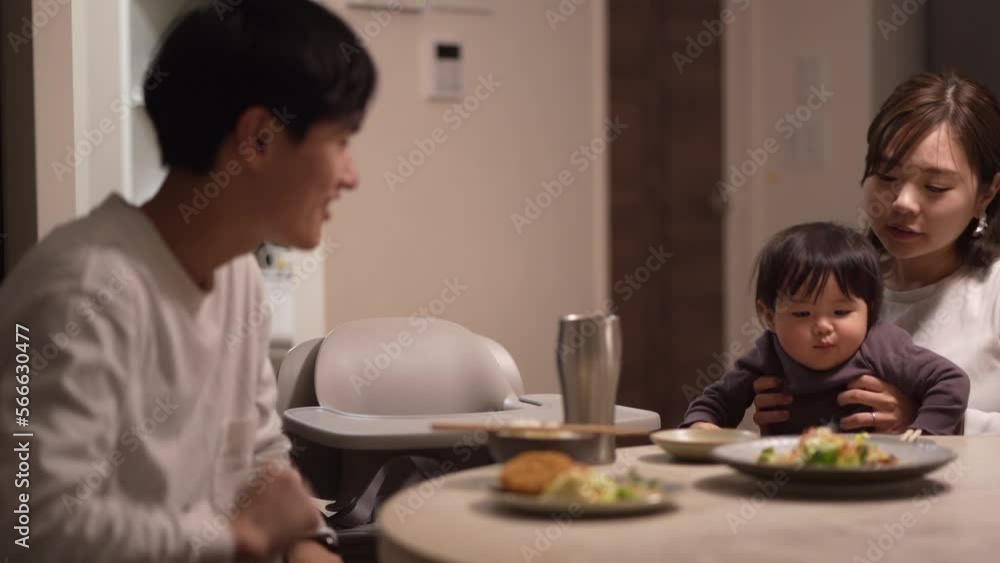 自宅で食事をする家族 自宅で食事をする家族
