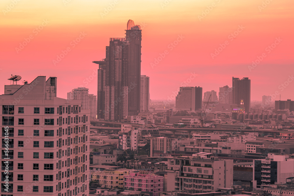 Fototapeta premium The high angle background of the city view with the secret light of the evening, blurring of night lights, showing the distribution of condominiums, dense homes in the capital community