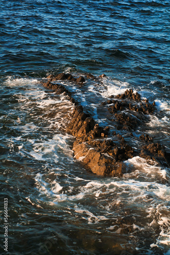 El mar envuelve una roca