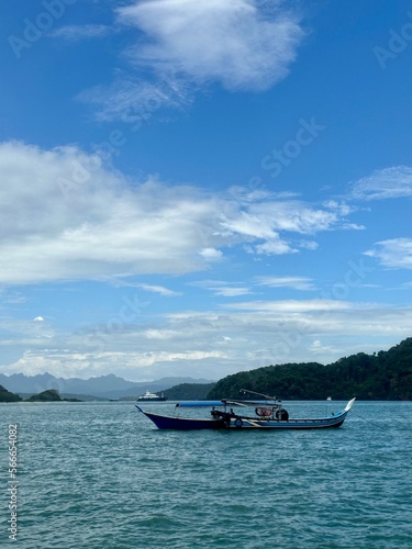 Fishing Boat Versus Cruise © Aulia